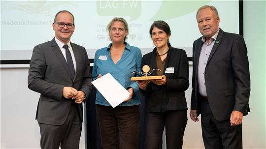 Sozialpreis für das Team von Alma: Detlef Vollheyde (von rechts), Rebecca Kleinheitz und Maria Nielsen mit dem niedersächsischen Wirtschaftsminister Grant Hendrik Tonne, der auch die Laudatio für die Genossenschaft hielt.