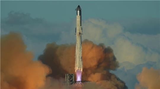 SpaceX soll Investoren einen Börsengang in Aussicht gestellt haben. (Archivbild)