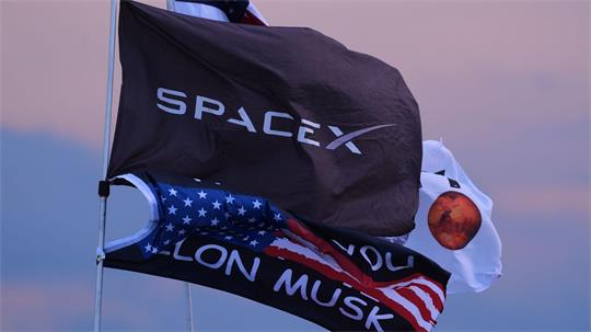 SpaceX und Tesla prüfen einen Zusammenschluss. (Archivbild)
