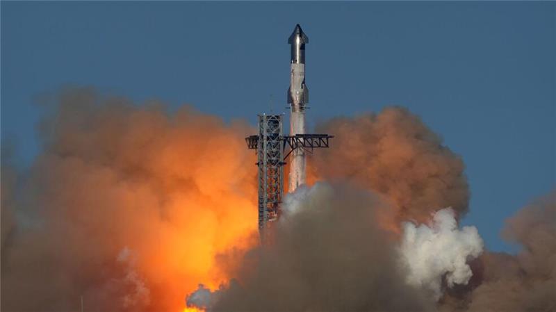 SpaceX’s Mega-Rakete Starship hebt zu einem Testflug von der Starbase in Boca Chica, Texas, ab.