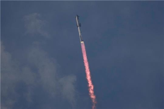 SpaceX's Mega-Rakete Starship startet zu ihrem dritten Testflug von der Starbase in Boca Chica.