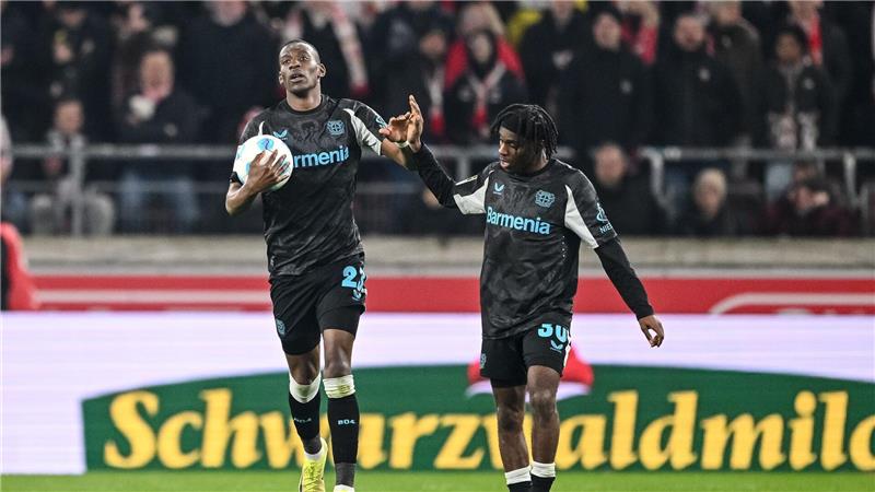 „Luft ist nicht raus“: Leverkusen besiegt VfB 4:3 nach 1:3 Später Jubel: Leverkusen gewinnt in Stuttgart.