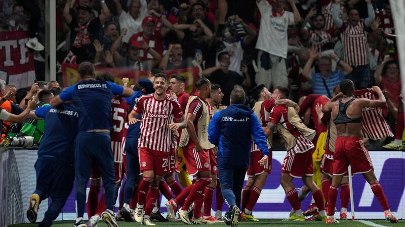 Olympiakos Piräus gewinnt Titel in der Conference League Später Jubel in der 116. Minute: Piräus ist nach der AS Rom und West Ham United der dritte Titelträger in dem jungen Wettbewerb.
