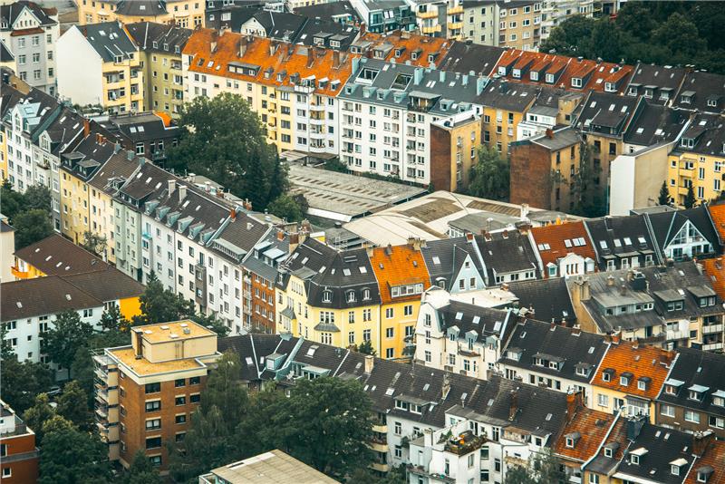 Spätestens 2028 sollen die Regeln des Gebäudeenergiegesetzes in ganz Deutschland gelten – auch dort, wo sich Hausbesitzer in den Vorjahren vielleicht noch eine neue Gasheizung eingebaut haben. Foto: dpa