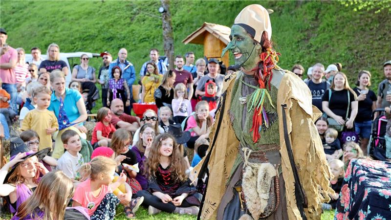 Wildschweinschäden: Ist die Altenauer Walpurgisnacht in Gefahr? Eine Hexe sorgt an Walpurgis für Unterhaltung bei den Kindern.