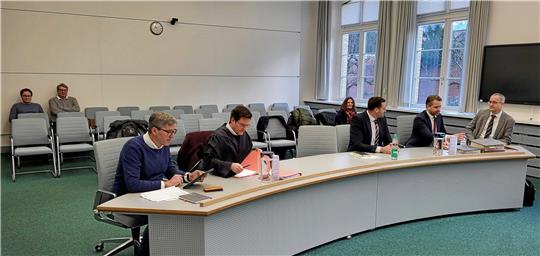 Spätfolgen eines eingestellten Disziplinarverfahrens: Ex-Oberbürgermeister Professor Dr. Oliver Junk (links) zieht vor das Braunschweiger Verwaltungsgericht.