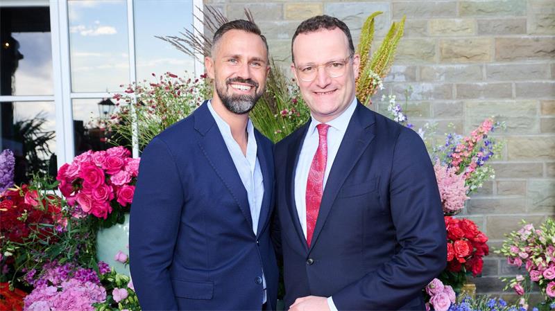 Leihmutterschaft: Spahns Posten wackelt Spahn und sein Mann Daniel Funke hatten sich überglücklich gezeigt, dass sie nun Eltern sind. (Archivbild)