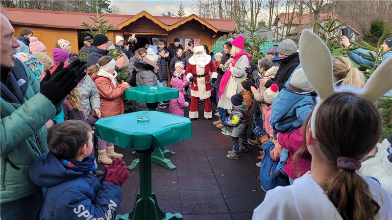 Er hat es wieder getan: Nikolaus-Flyby am Bad Harzburger Burgberg Spalier für den Nikolaus: An der Eisbahn warten auch Schneehase und Wichtel, die beim Verteilen der Steifel helfen.