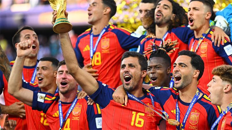 Spanien mit seinem überragenden Kapitän Rodri bejubelt den WM-Titel.  