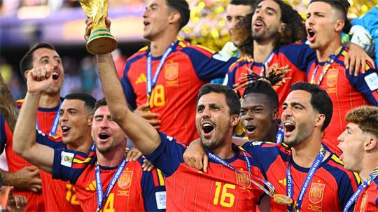 Spanien mit seinem überragenden Kapitän Rodri bejubelt den WM-Titel.  