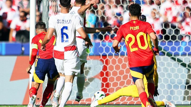 Mit „großer Lust“: Spanien feiert Traumstart gegen Kroatien Spaniens Alvaro Morata (l) brachte die Andalusier mit seinem Tor auf die Siegerstraße.