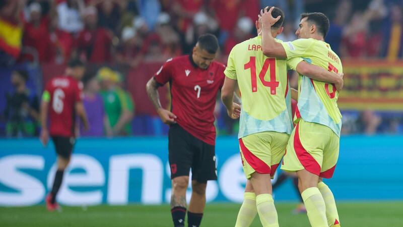 Spanien mit perfekter Bilanz – Tapfere Albaner bejubelt Spaniens Aymeric Laporte und Dani Vivian jubeln über das Tor zum 1:0.