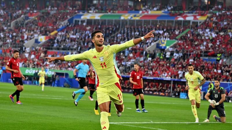 Spanien mit perfekter Bilanz – Tapfere Albaner bejubelt Spaniens Ferrán Torres jubelt nach seinem Siegtreffer zum 1:0.