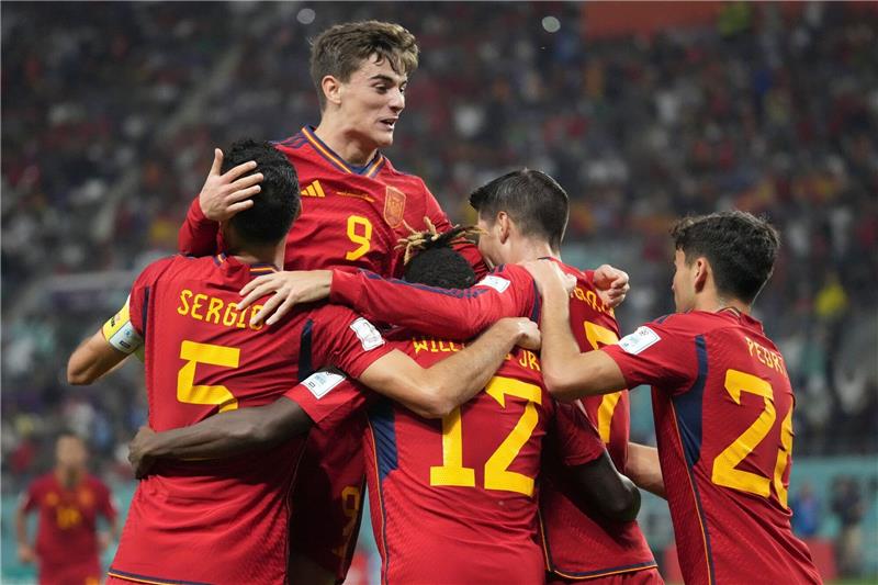 Spaniens Fußballer können sich dank des DFB-Teams über den Einzug ins Achtelfinale freuen.
