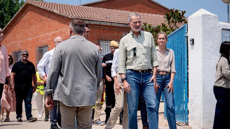 Unberechenbares Feuer kommt Metropolregion Bordeaux näher Spaniens König Felipe VI. besuchte eine Notunterkunft.