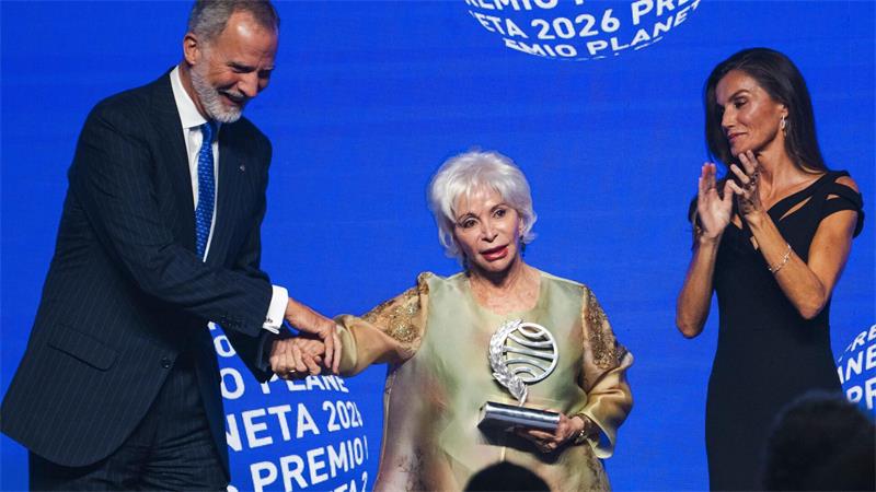 Bestsellerautorin Isabel Allende erhält Planeta-Preis Spaniens König Felipe VI. und Königin Letizia gratulieren Allende in Barcelona.