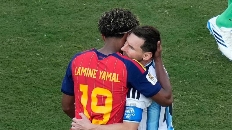 Messis bittere Tränen: Das Ende scheint nahe Spaniens Lamine Yamal (l.) nahm Messi tröstend in den Arm.