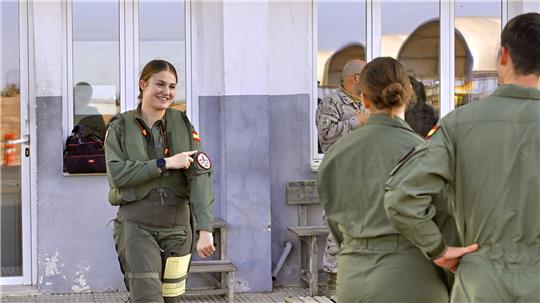Spaniens Prinzessin Leonor (l) bekommt beim Militär keine Extrawürste. (Archivbild)