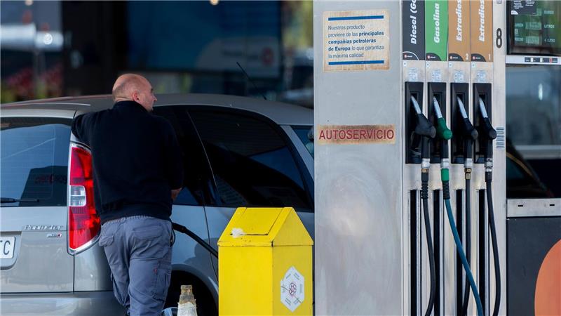 Spaniens Regierung will den Anstieg der Benzin- und Dieselpreise an den Zapfsäulen durch eine Senkung der Mehrwertsteuer bremsen. (Archivbild)