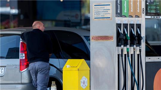 Spaniens Regierung will den Anstieg der Benzin- und Dieselpreise an den Zapfsäulen durch eine Senkung der Mehrwertsteuer bremsen. (Archivbild)
