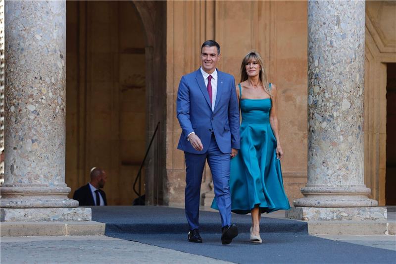 First Lady stürzt Spanien in Ungewissheit Spaniens Regierungschef Pedro Sanchez zusammen mit seiner Ehefrau Begona Gomez beim Gipfeltreffen der Europäischen Politischen Gemeinschaft in der Alhambra in Granada.