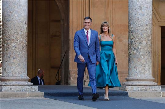 Spaniens Regierungschef Pedro Sanchez zusammen mit seiner Ehefrau Begona Gomez beim Gipfeltreffen der Europäischen Politischen Gemeinschaft in der Alhambra in Granada.