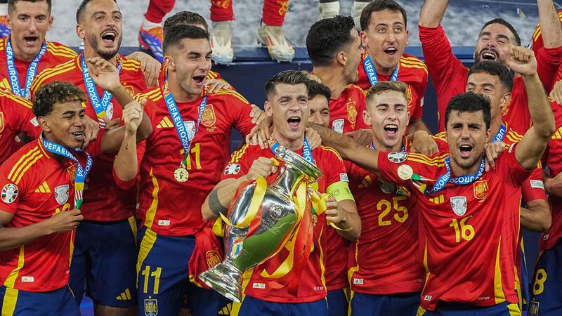 Neue Aufgabe für „Pinsel“, Weltmeister weggeräumt Spaniens Spieler jubeln nach einer historischen Europameisterschaft mit dem Pokal.