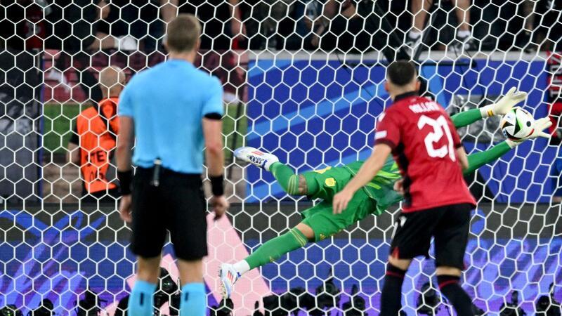 Spanien mit perfekter Bilanz – Tapfere Albaner bejubelt Spaniens Torhüter David Raya pariert den Ball und verhindert den Ausgleich.