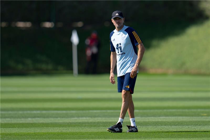 „Nicht auf dem Platz spazieren”: Hilft Spanien dem DFB-Team? Spaniens Trainer versichert: «Wir werden spielen, um zu gewinnen»: Luis Enrique beim Training.