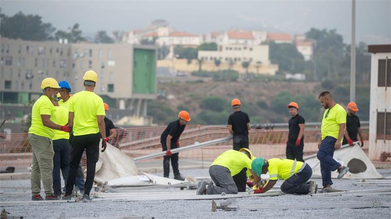 Spaniens Zentralregierung setzt sich über den Widerstand Ceutas gegen ein provisorisches Migrantenlager im Hafenbereich der Nordafrika-Exklave hinweg. 