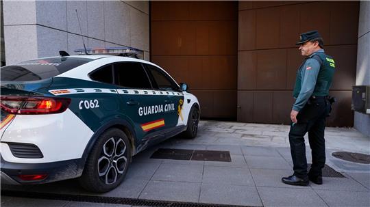 Spanische Polizisten haben drei Kinder befreit, die von ihren deutschen Eltern jahrelang zu Hause in der nordspanischen Stadt Oviedo eingesperrt worden waren. 