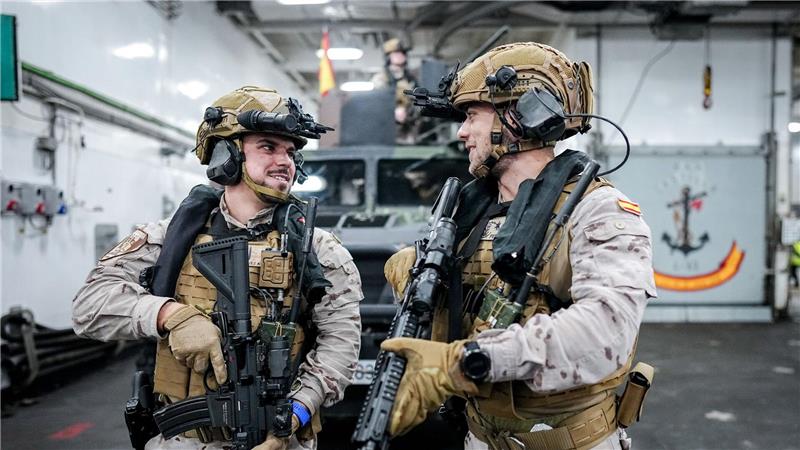 Spanische Soldaten auf dem Flagschiff „Bastille“ üben das Aus- und Beladen von Fahrzeugen.