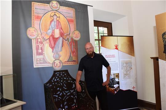 Spannende Ausstellung mit Geschichte(n): Dr. Jan Habermann in der Kaiserpfalz.  Fotos: Kleine