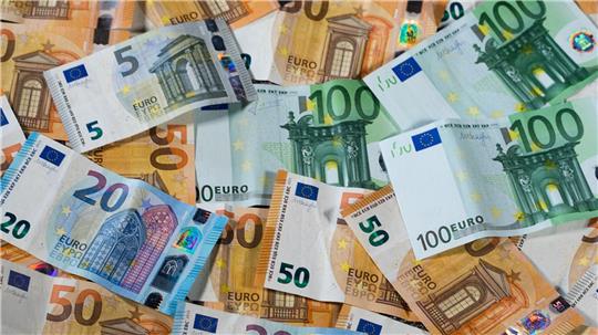 Das Bild zeigt einen Haufen Geldscheine mit 100-, 50-, 20- und 5-Euro-Noten.