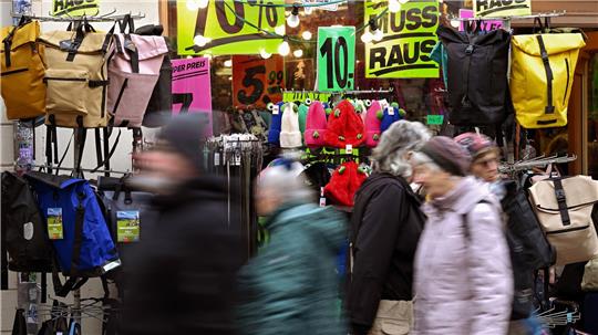 Sparen und auf größere Anschaffungen verzichten, das ist zurzeit das Credo der Verbraucherinnen und Verbraucher. (Archivbild)