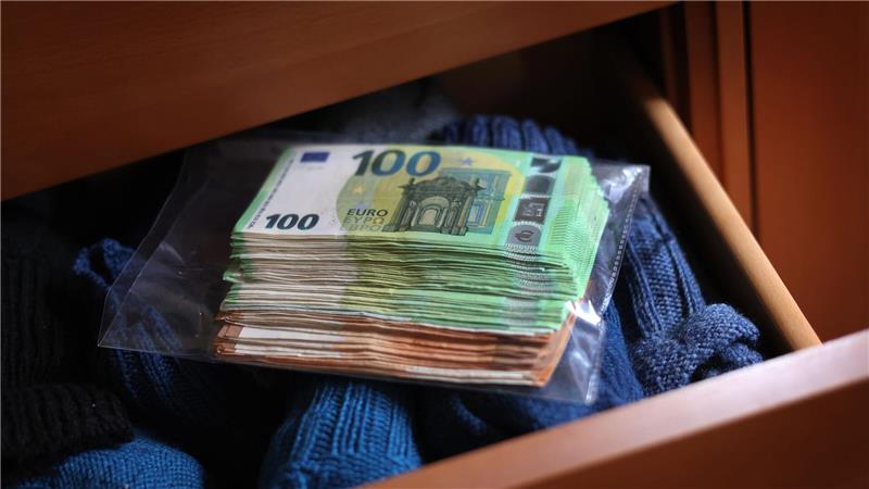 Hohe Preise bremsen Sparer: „Notgroschen“ oft zu klein Sparer hierzulande bevorzugen Giro- und Tagesgeldkonten als Geldparkplätze. Vielfach wird aber auch Bargeld zu Hause verwahrt. (Symbolbild)