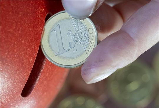 Sparer in Deutschland profitieren nach langer Durststrecke von gestiegenen Zinsen und der zuletzt gesunkenen Inflation.