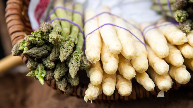 10 Dinge, die Sie über Spargel wissen sollten Spargel enthält nur wenige Kalorien, steckt aber voller Mineralien und Vitamine.