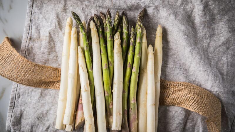 Ob weiß oder grün: So gelingt der Spargel Spargel ist das Lieblingsgemüse der Deutschen.