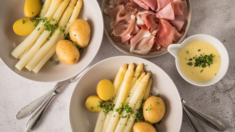 Womit sich Spargel besonders gut kombinieren lässt Spargel mit Schinken passt als Beilage oder kleiner Snack am Abend.