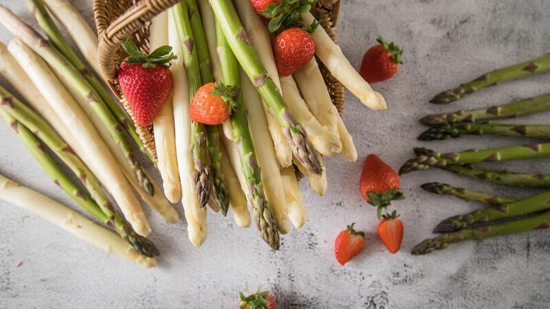 Spargel und Erdbeeren auf Pizza sind eine ungewöhnliche, aber köstliche Kombination.