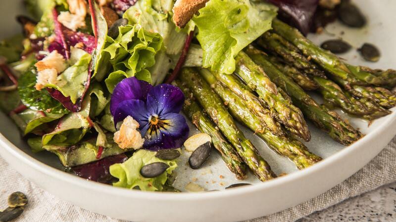 Womit sich Spargel besonders gut kombinieren lässt Spargelsalat ist nicht nur sehr schmackhaft sondern auch äußerst gesund.