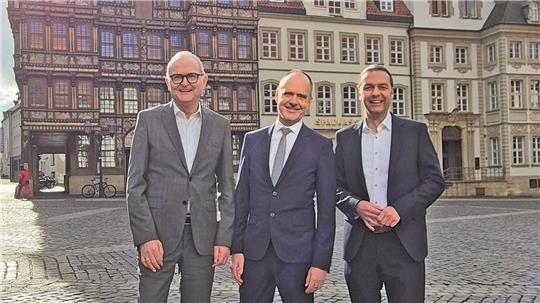 Sparkassenchef Jürgen Twardzik, sein künftiger Nachfolger Torsten Schrell und Landrat Bernd Lynack (v.l.) in Hildesheim.Foto: Privat