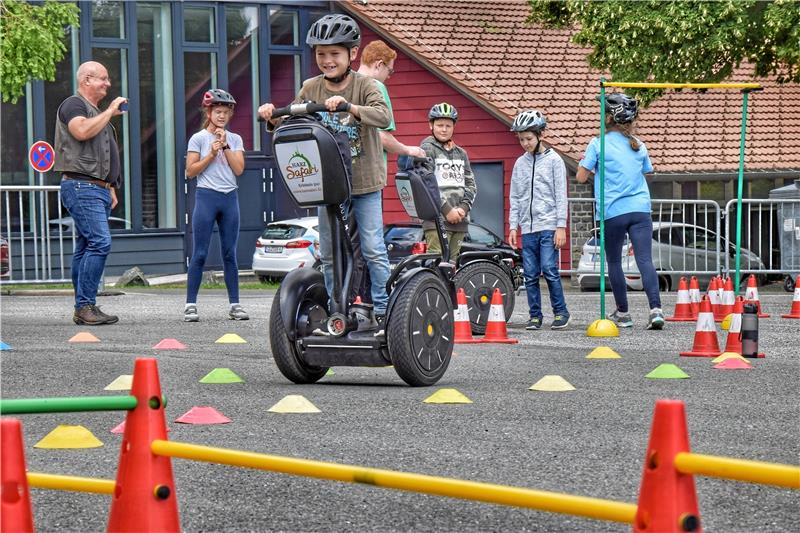 Ferienpass-Aktion: Mit dem Segway über den Pausenhof Spaß auf zwei Rädern: Das Segway-Fahren ist bereits das vierte Jahr auf dem Ferienpass-Programm zu finden.