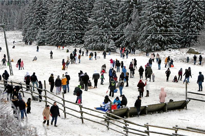 Spaß im Schnee: Auf dem Rodelhang bei Torfhaus tummeln sich die Tagesausflügler.  Fotos: Neuendorf
