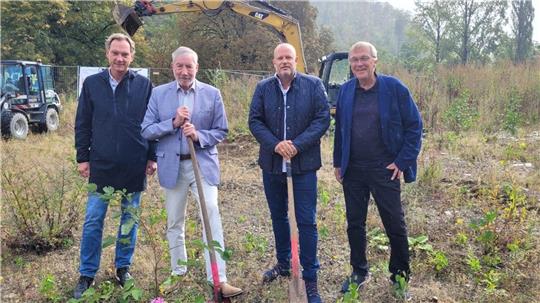 Spatenstich für das neue „B&B“-Hotel. Bernd Vollrodt (r.) als früherer und Christian Klamt (l.) als amtierender Geschäftsführer der Kur-, Tourismus- und Wirtschaftsbetriebe umrahmen Realique-Geschäftsführer Nils Schmidt (2.v.re.) und Bad Harzburgs Bürgermeister Ralf Abrahms.