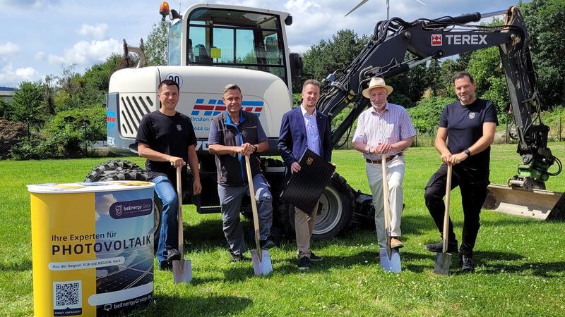 Bau startet: Photovoltaik-Anlage für die Bad Harzburger Kläranlage Spatenstich für die Photovoltaikanlage an der Kläranlage (v.l.): Linus Neumann, Jens Göttling, Christof Schneidereit, Ralf Abrahms und Thilo Bothe.