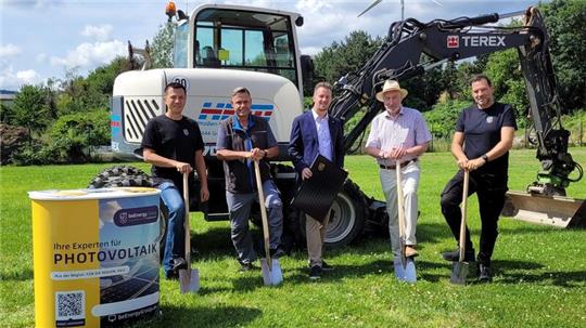Spatenstich für die Photovoltaikanlage an der Kläranlage (v.l.): Linus Neumann, Jens Göttling, Christof Schneidereit, Ralf Abrahms und Thilo Bothe.