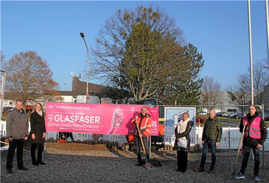 Spatenstich in der Ottostraße: Mathias Brand, Sandra Bogisch, Ingo Hattenhauer, Urte Schwerdtner, Uwe Schwenke de Wall und Rene Bruch (v.l.) bringen das Gigabit-Hochgeschwindigkeitsnetz ins Gewerbegebiet. Foto: Hohaus