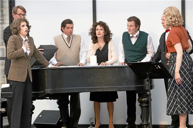 „Spatz und Engel“: Das Stück mit (v.l.): Esther Conter, Ferdinand von Seebach (verdeckt), Sven Olaf Denkinger, Sylvia Heckendorn, Peter Neutzling, Vassily Dück (verdeckt), und Miriam Schwan hat die Freundschaft von Edith Piaf und Marlene Dietrich zum Inhalt. Es geht auch im Juli über die Bühne der Domfestspiele. Foto: Domfestspiele